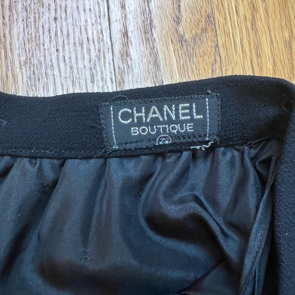 Classic Black Vintage Chanel Pencil Skirt with gold Chanel button - Picture 4 of 10